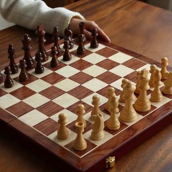Board Game Queen - Set Catur Kayu Magnetik dengan Papan