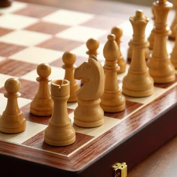 Set Catur Kayu Magnetik dengan - Board Game Queen ulasan dan harga